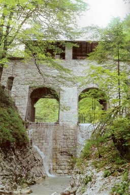 Klavze in Belca, Idrija